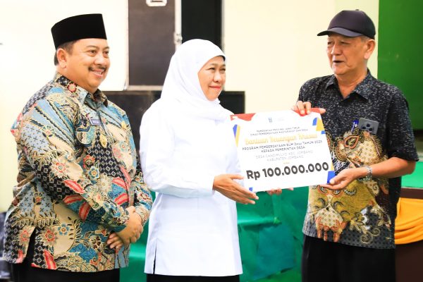 Salurkan Bantuan dan Zakat Produktif Rp5,69 Miliar di Jombang, Gubernur Khofifah Komitmen Tingkatkan Kesejahteraan dan Kemandirian Ekonomi Masyarakat