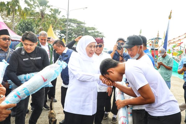 Sapa Nelayan dan Kelompok Perikanan di Muncar Banyuwangi, Gubernur Khofifah Serahkan Bantuan Senilai Rp 276 Juta