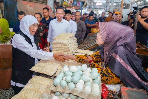 Tinjau Pasar Tanjung Jember, Gubernur Khofifah Pastikan Harga Stabil dan Distribusi Bahan Pokok Lancar