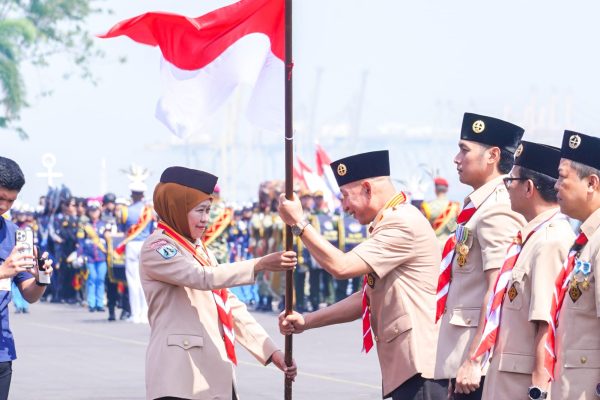 Gubernur Khofifah Pimpin Apel Hari Pramuka Ke-64, Ajak Pramuka Jatim Hidupkan Ruh Kepanduan untuk Wujudkan Ketahanan Bangsa