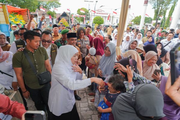Kendalikan Inflasi dan Perkuat Ketahanan Pangan di Jatim, Gubernur Khofifah Gelar Pasar Murah di Kota Pasuruan