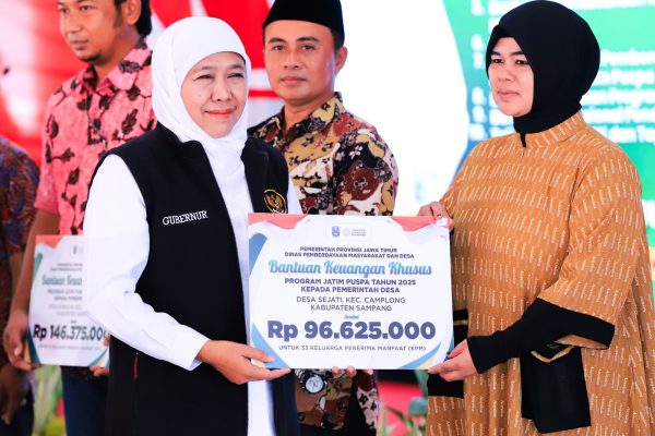 Salurkan Bantuan Rp12,6 Miliar Lebih dan Bagikan Bendera Merah Putih Untuk Masyarakat Sampang, Gubernur Khofifah Pastikan Bansos Tidak Digunakan Judi Online